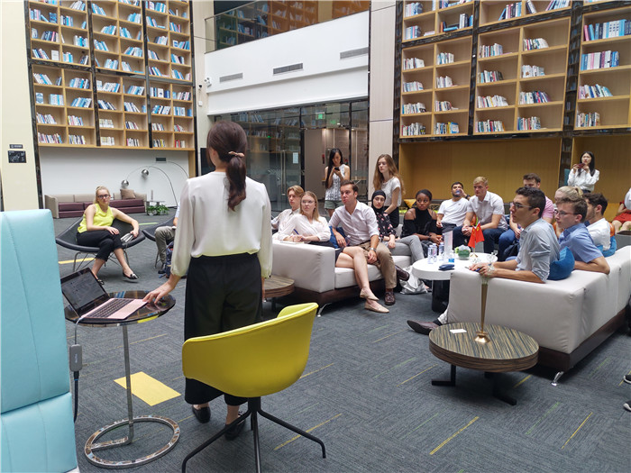 牛津大學劍橋大學的師生一行到訪壹零壹工業設計公司總部