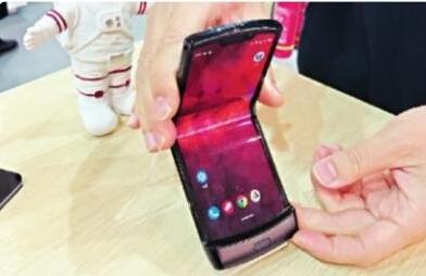 漢產全球首款折疊屏翻蓋手機“摩托羅拉RAZR”
